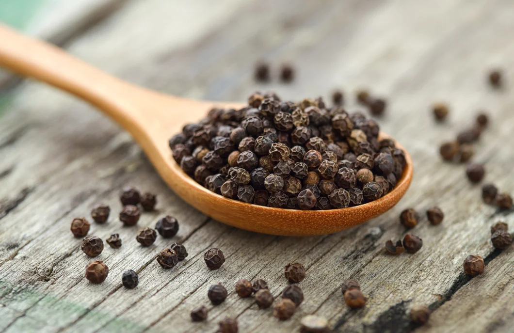 Food Grade Black Pepper Oil of Organic Natural Essential Oil
