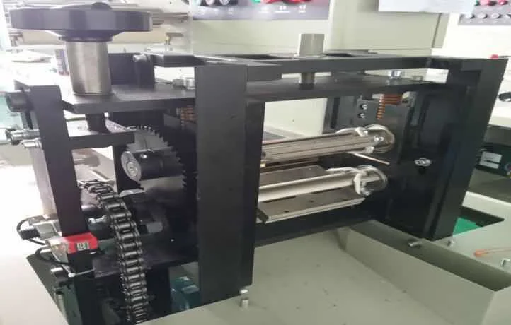 Mask/Hardware/Lamps/Aluminum Material Three Servo Automatic Packaging Machine Pillow Packaging Machinery