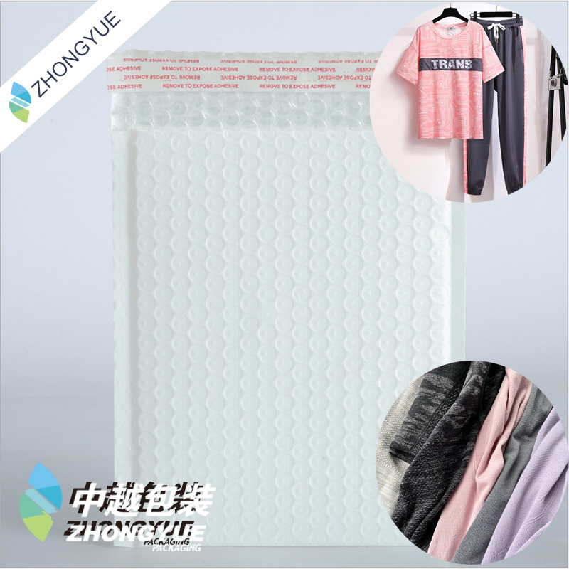 White Bubble Bags Are Used for Clothing Packaging and Transportation