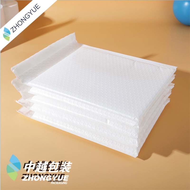 White Bubble Bags Are Used for Clothing Packaging and Transportation