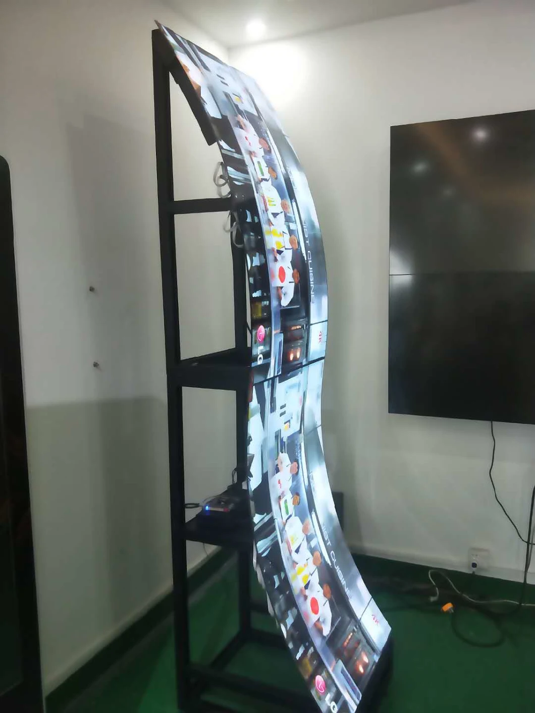 Curved Flexible Screen 3mm Ultra Slim OLED Screen Video Wall Floor Stand UHD Advertising OLED