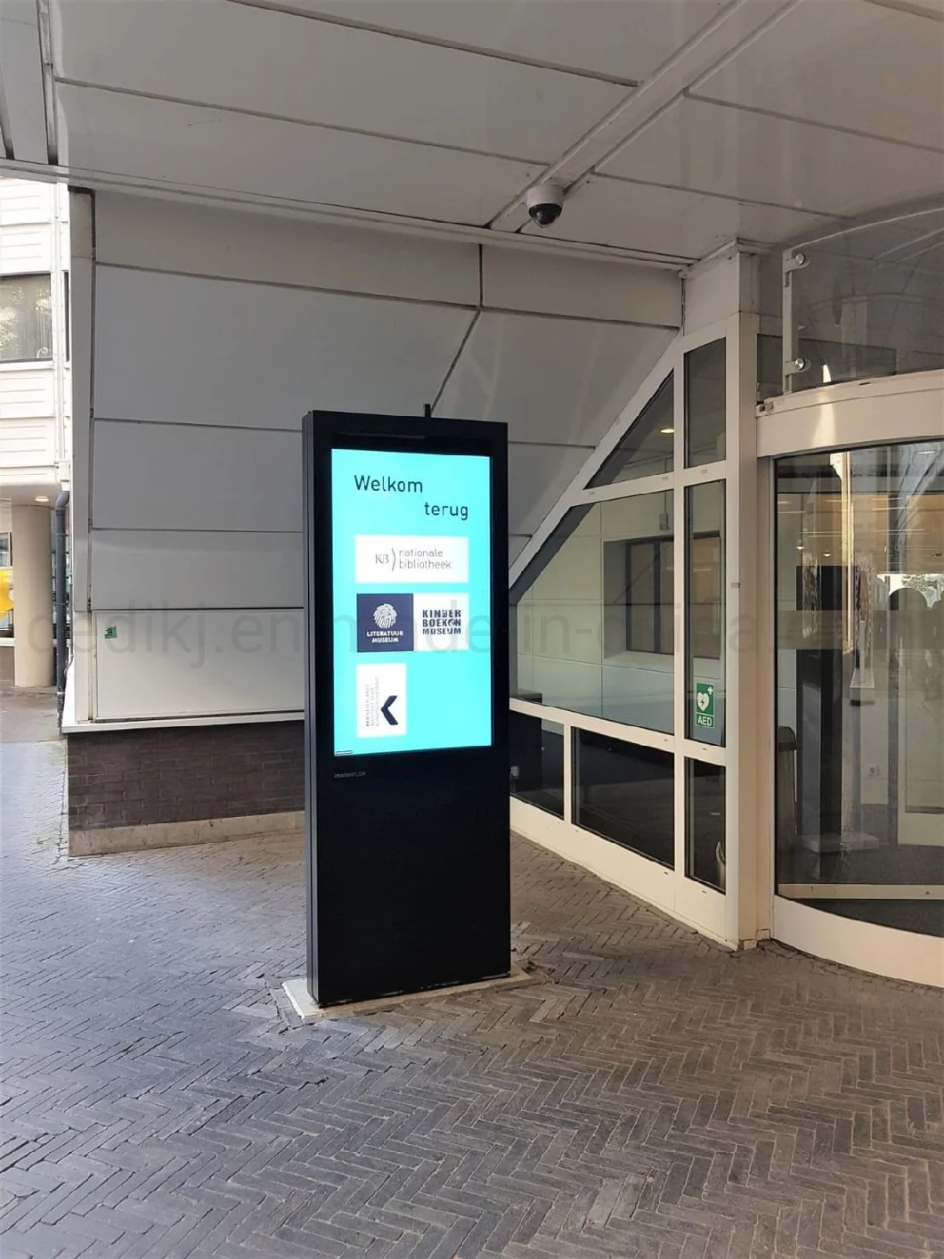 Modern Street Stainless Steel Metal Bus Stop Shelter with LED Screen Digital Advertising