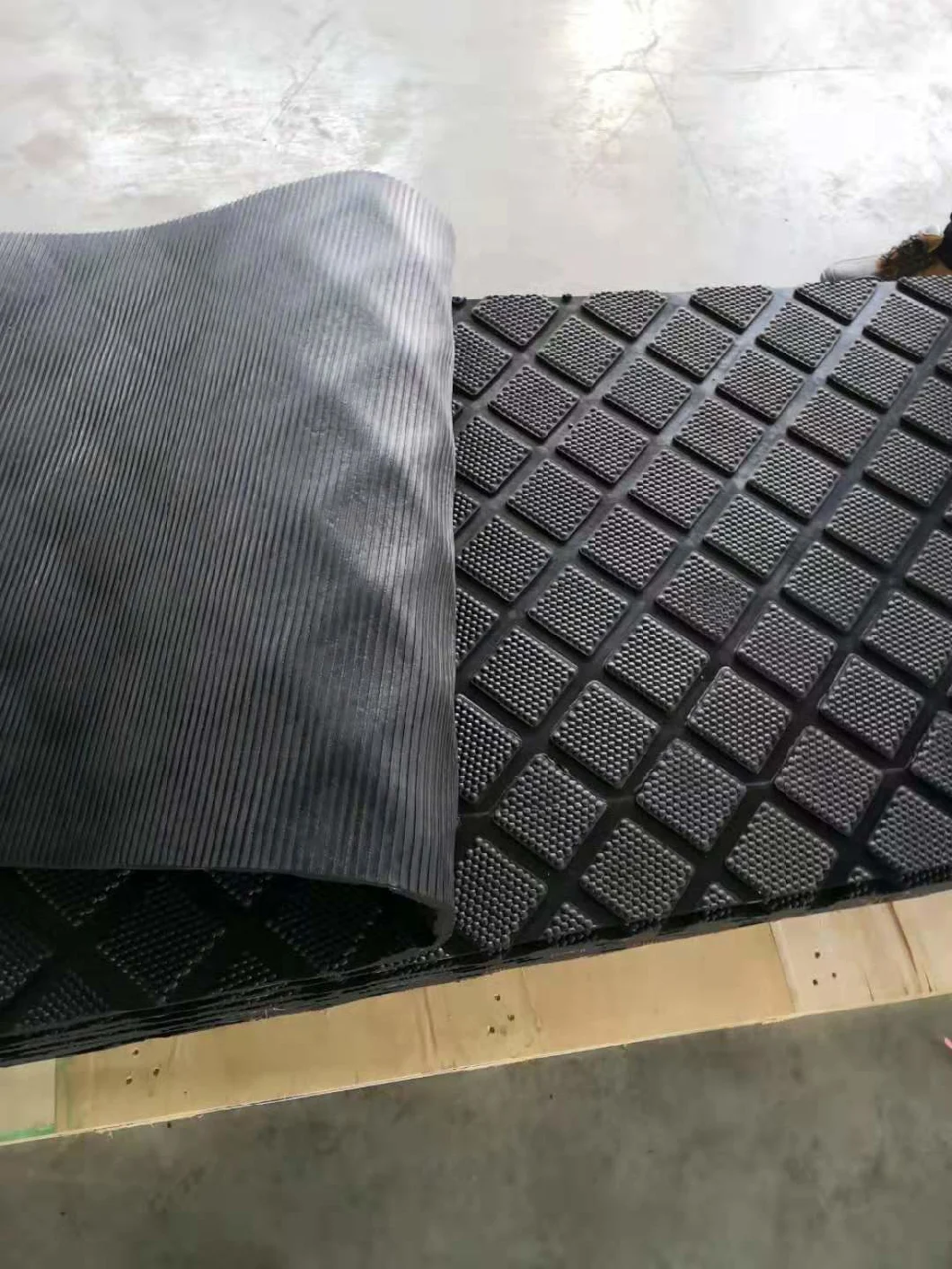 Easy to Clean Equine Cow Rubber Stable Mat for Horses/Farm