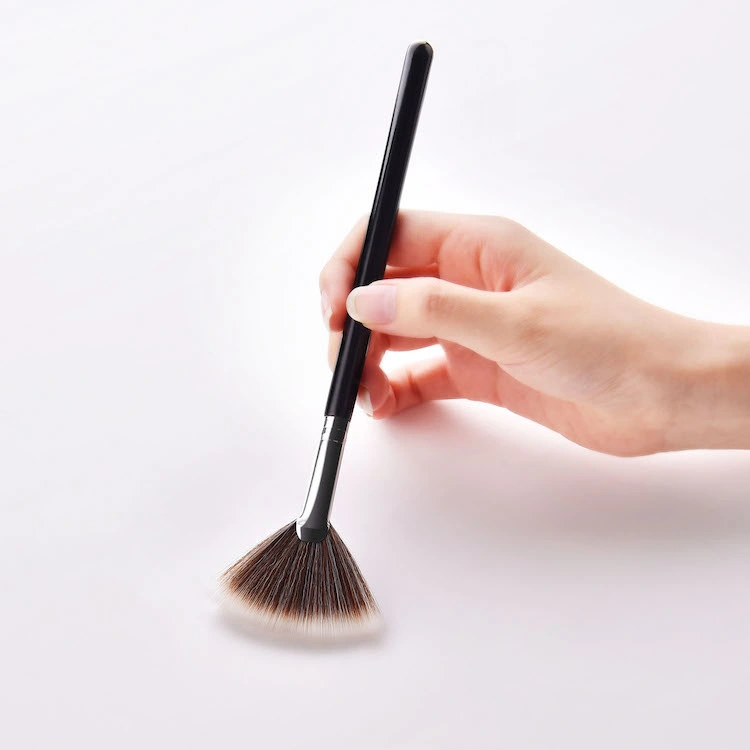 Strobing Fan Brush Makeup Brush Soft Dense Cruelty-Free Fanned Brush