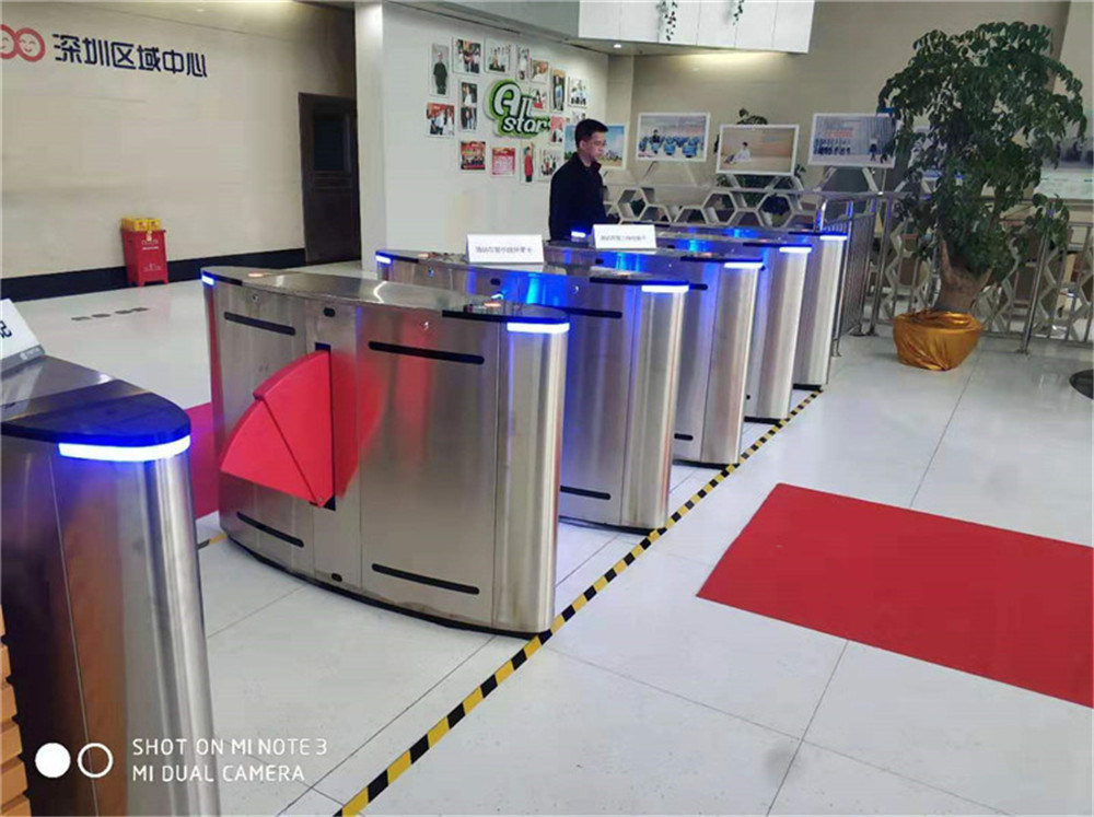 Factory Price Newest Retractable Flap Barrier Gate Turnstile with Access Control System
