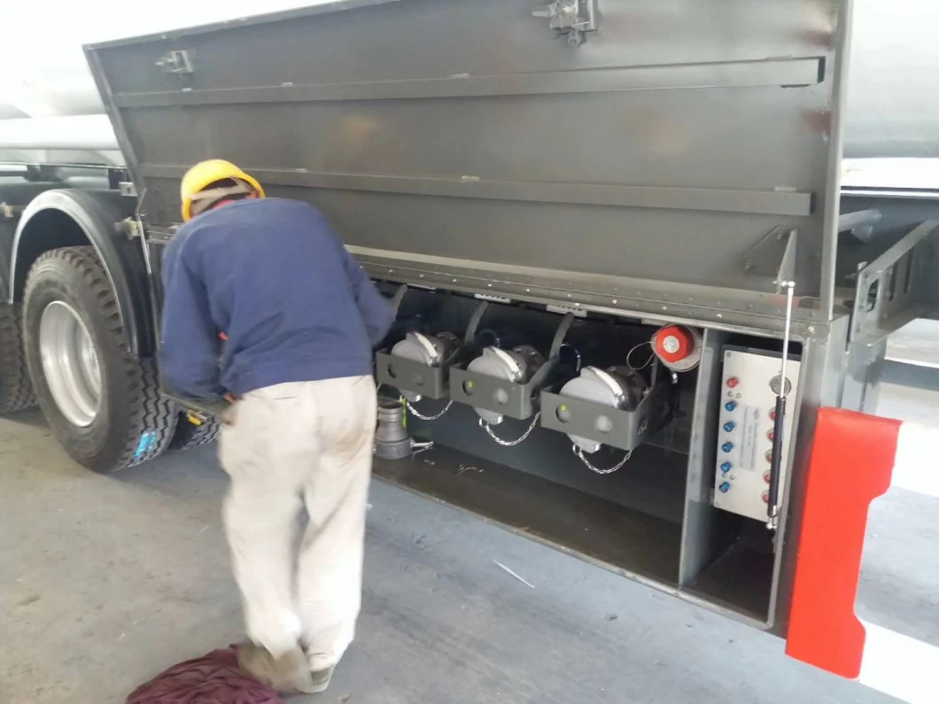 HOWO 20000L 10wheels Fuel Tank Truck Oil Transport Tank Truck Fuel Delivery Tanker Truck for Sale