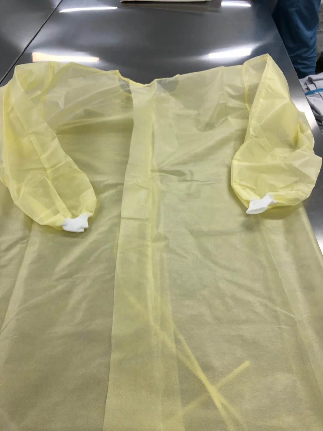 25GSM PP Nonwoven Fabric Disposable Isolation Gown Protective Clothing Gown Without Hood Blue Cuffs Public Use