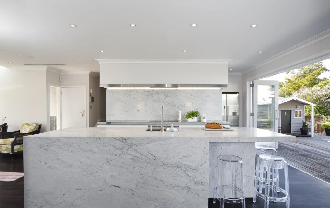 Carrara Marble-Looking Veined Quartz Stone Slab for Countertop