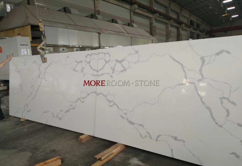 China Supplier Foshan Artificial Engineered Faux Stone Bookmatch Calacatta Staturio Marble Quartz Slab for Kitchen Countertops