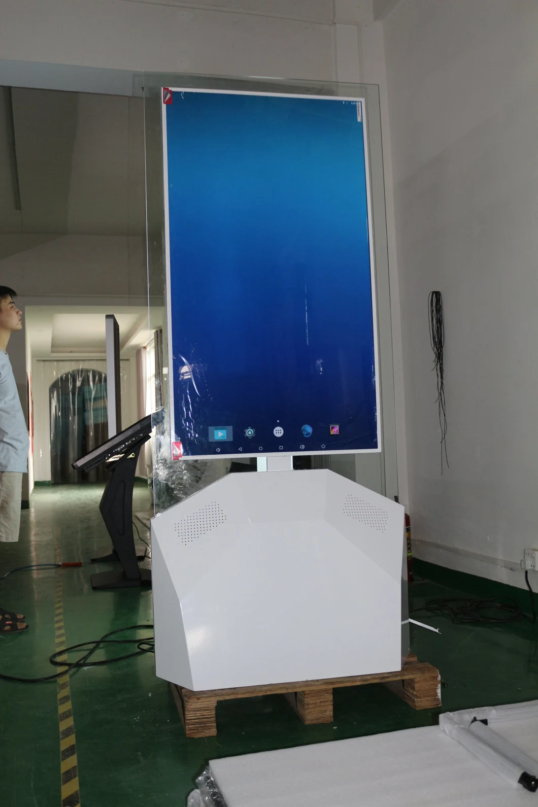 5g WiFi Ultra Slim Floor Standing Double Sided OLED Display for Advertising with One Sided Mirror