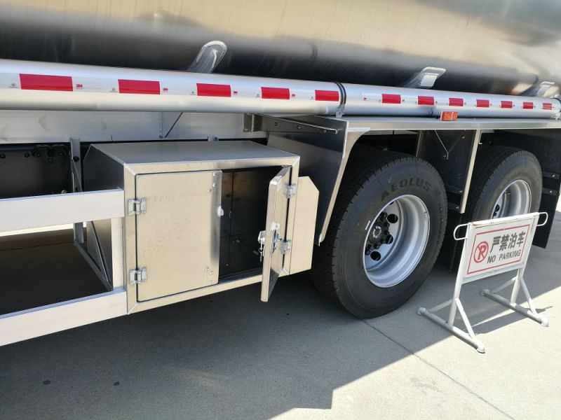 China Dongfeng 4*2 Fuel Tanker Truck Capacity 5000 Liters for Sale