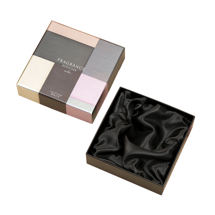 Luxury Silver Paper Factory Gift Packaging Boxes with Satin