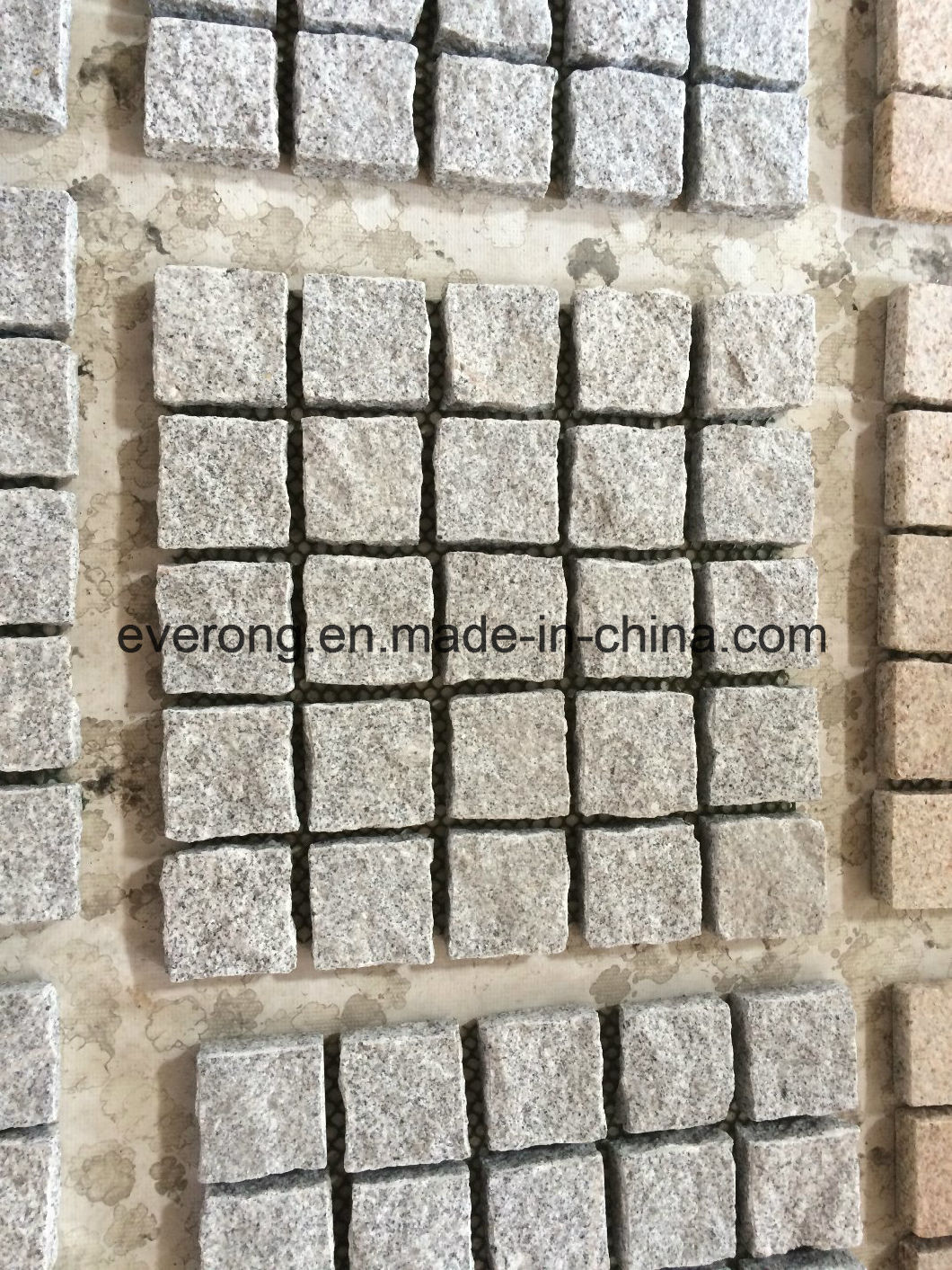 Light Grey Granite Natural Cube Stone/Cobble Stone/Natural Paving Stone with Net