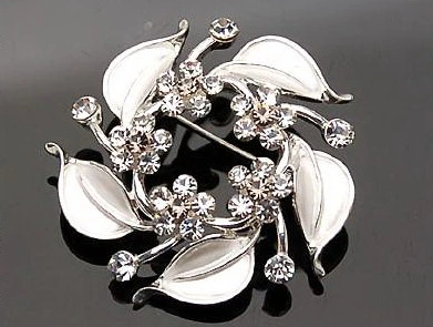 Hot Sale China Supplier Best Price Fashion Jewelry Flower Brooch with Pearls Stones for Women