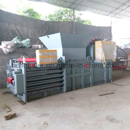 Horizontal closed door baler machine for aluminum cans